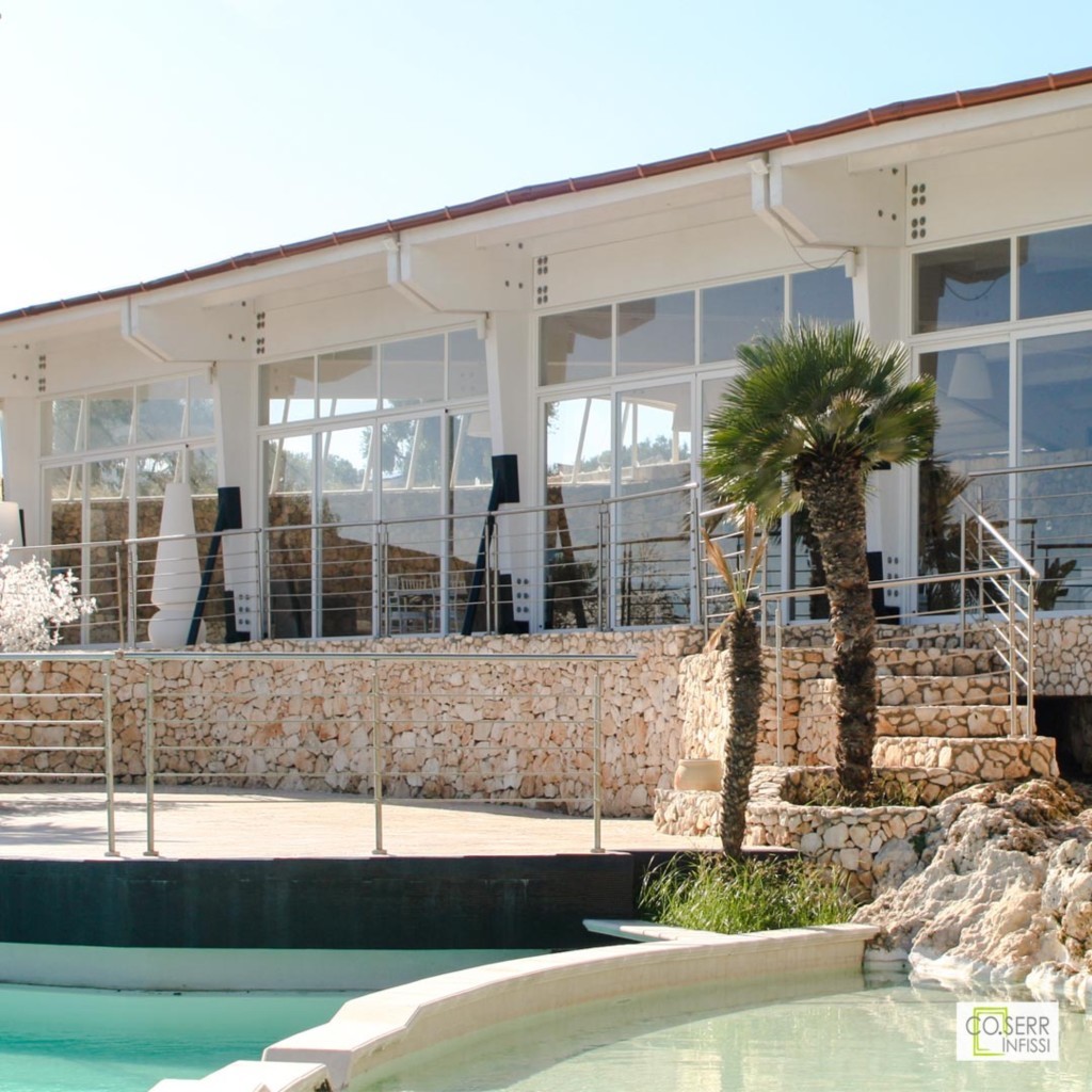 Porte scorrevoli in alluminio installate in zona piscina presso resort ad Augusta