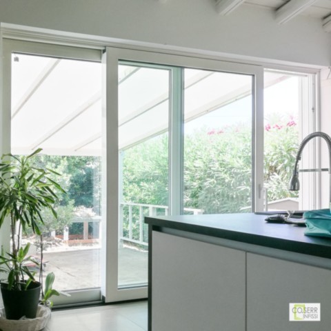Alzante scorrevole in alluminio bianco con vista sul giardino, installato in una villetta moderna ad Augusta – Co.Serr Infissi