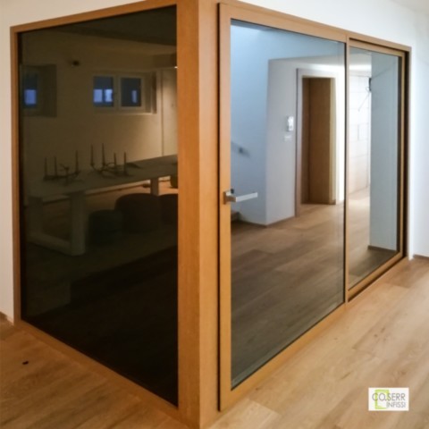 Cantina vini in vetro specchiato in villa ad Augusta