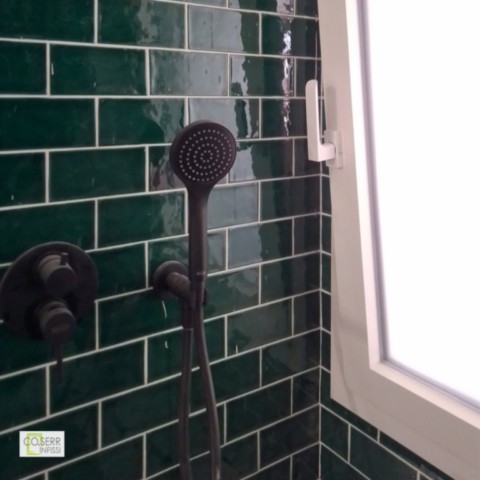 Finestra in allumnio per bagno di design con piastrelle verdi a Catania installata da Co.Serr