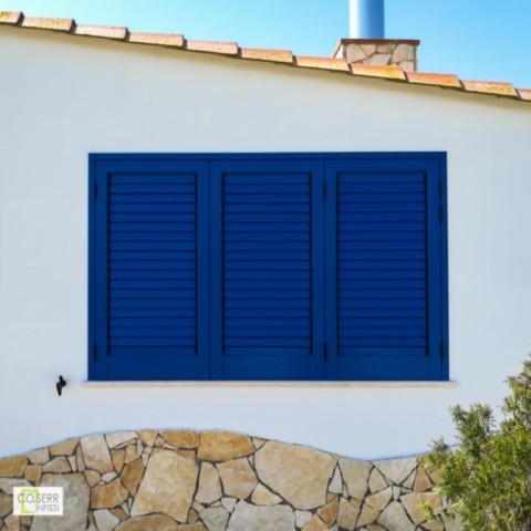 Finestra con persiana in alluminio blu installata su villetta ad Augusta – Co.Serr Infissi