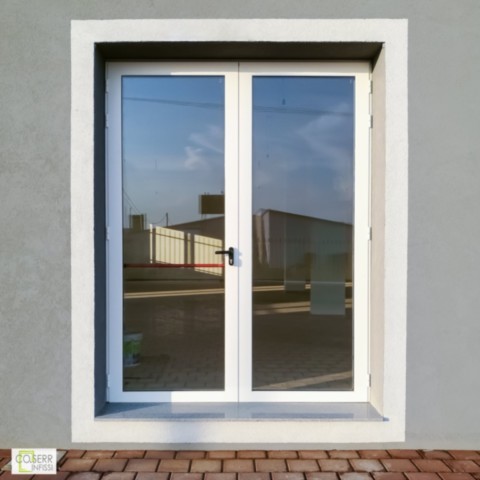 Porta a due ante in alluminio con maniglione antipanico per locale commerciale ad Augusta