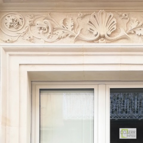 Particolare di porta finestra in allumnio avorio con scuretti per casa storica a Noto installate da Co.Serr