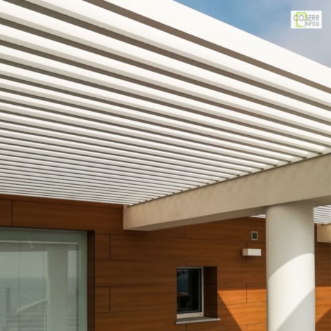 Frangisole in alluminio bianco su facciata di villa di design creata da architetto a Augusta 