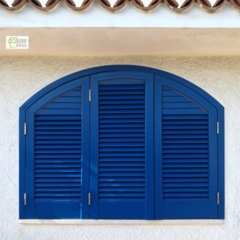 Finestra persiana ad arco in alluminio con tre ante in colore blu installata da coserr in villa di pregio ad Augusta
