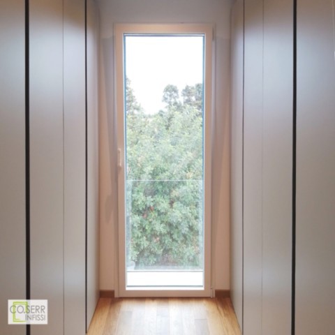 Porta finestra con ribalta in alluminio bianco con balaustra per cabina armadio progetto di architetto a Siracusa