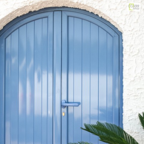 Parziale di porta in allumnio azzurro ad arco con doghe per villa ad Augusta