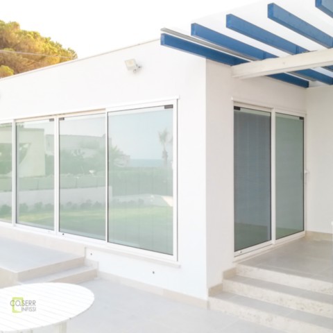 Infissi scorrevoli Domal in alluminio con tende Pellini integrate, installati in una villa fronte mare a Siracusa – Co.Serr Infissi
