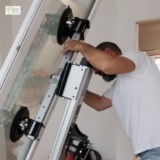 Domenico Solano mentre installa una porta finestra con macchinario Co.Serr Augusta Domenico Solano installa una porta finestra Coserr