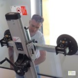 Giovanni mentre installa un vetro pesante con un sollevatore in un b&b ad Augusta Giovanni mentre installa un vetro per un b&b a Augusta
